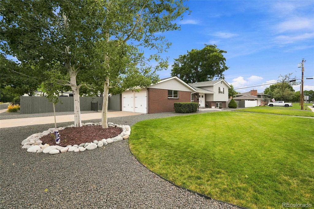 Image 3 of property listing at 690 E Davies Avenue, Centennial, CO 80122