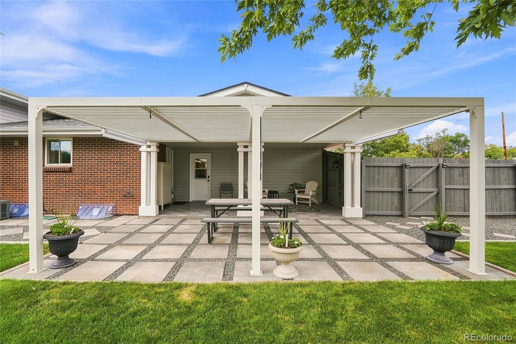 Image 31 of property listing at 690 E Davies Avenue, Centennial, CO 80122