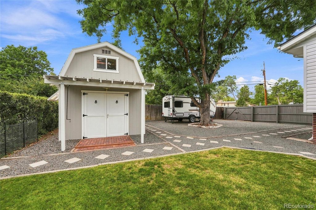 Image 33 of property listing at 690 E Davies Avenue, Centennial, CO 80122