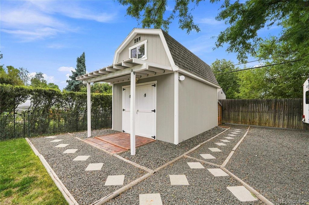 Image 34 of property listing at 690 E Davies Avenue, Centennial, CO 80122