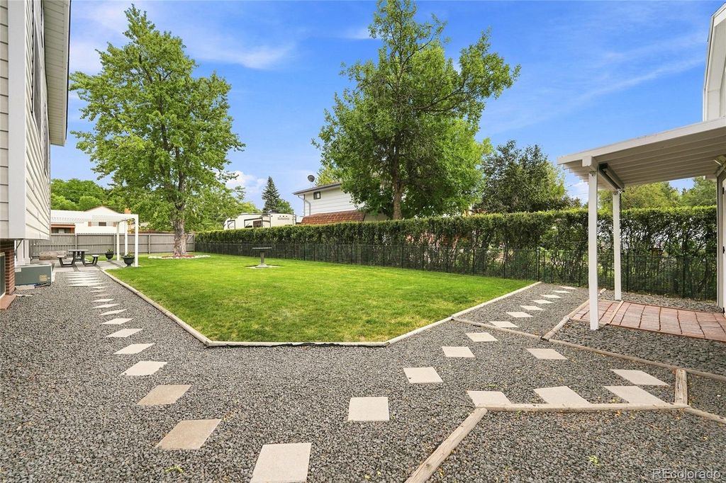 Image 36 of property listing at 690 E Davies Avenue, Centennial, CO 80122