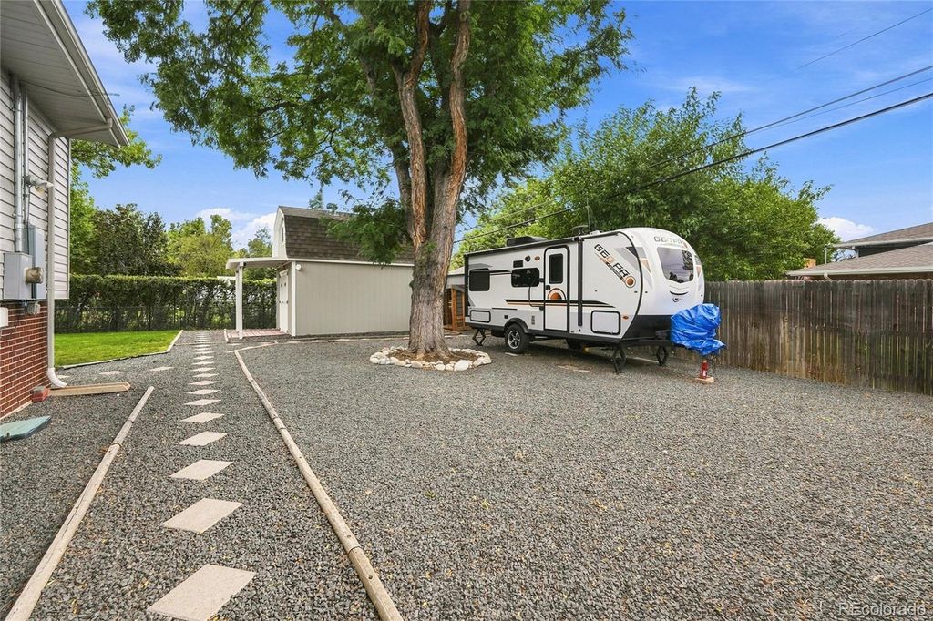 Image 37 of property listing at 690 E Davies Avenue, Centennial, CO 80122
