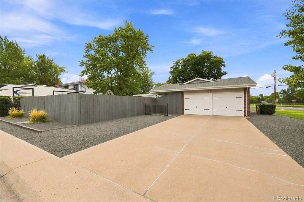 Image 38 of property listing at 690 E Davies Avenue, Centennial, CO 80122