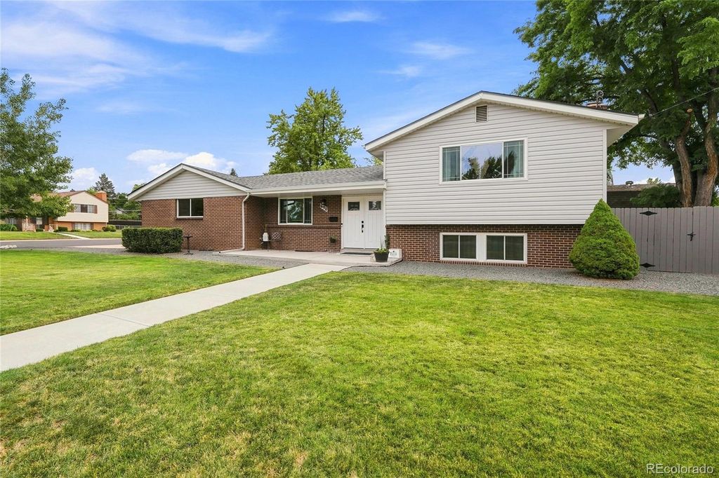 Image 4 of property listing at 690 E Davies Avenue, Centennial, CO 80122