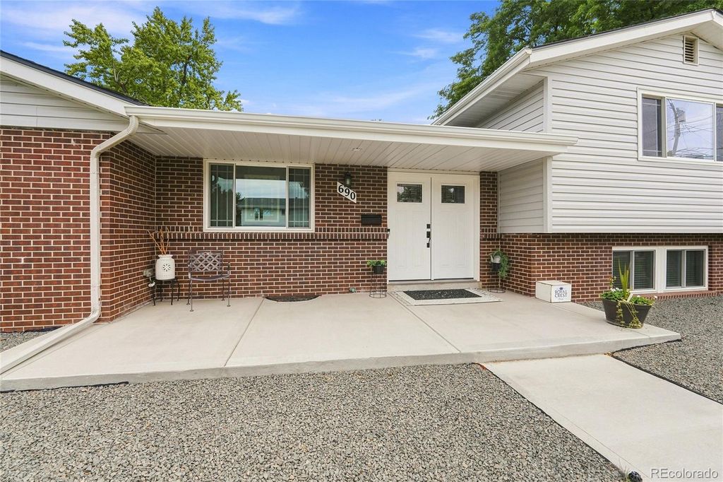 Image 5 of property listing at 690 E Davies Avenue, Centennial, CO 80122