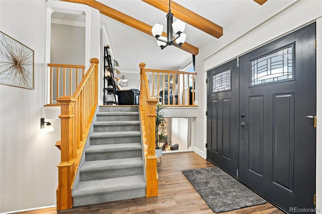 Image 6 of property listing at 690 E Davies Avenue, Centennial, CO 80122