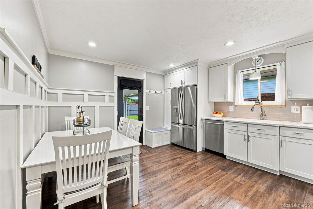 Image 8 of property listing at 690 E Davies Avenue, Centennial, CO 80122