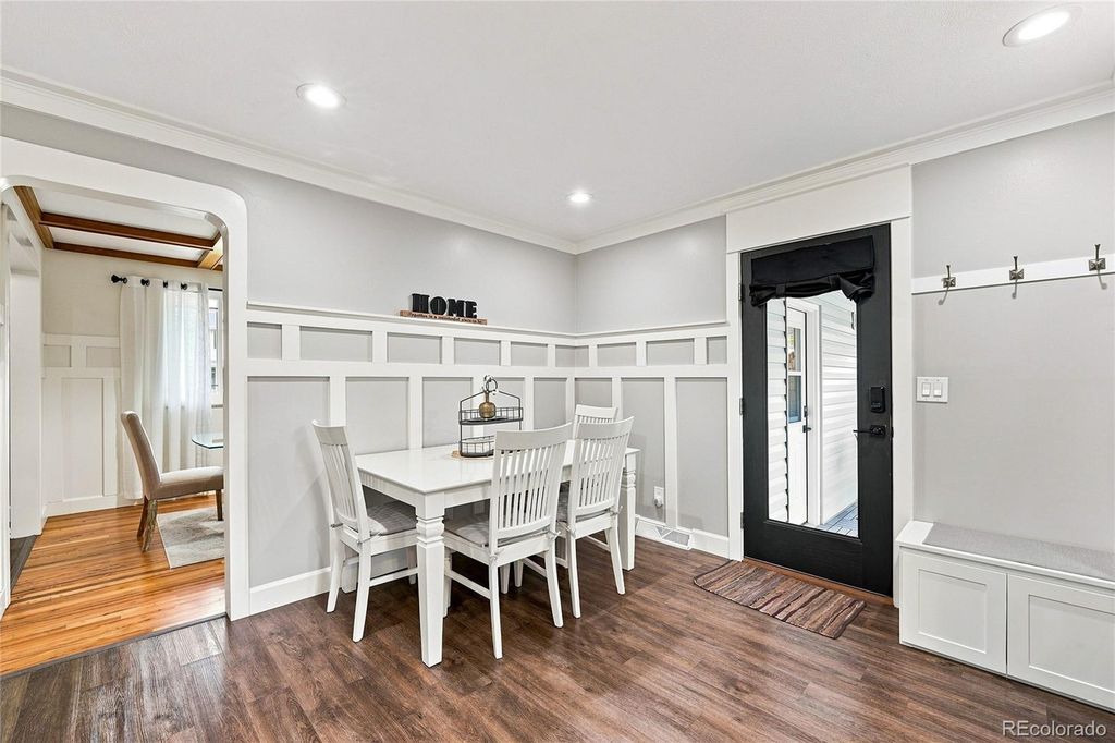 Image 9 of property listing at 690 E Davies Avenue, Centennial, CO 80122