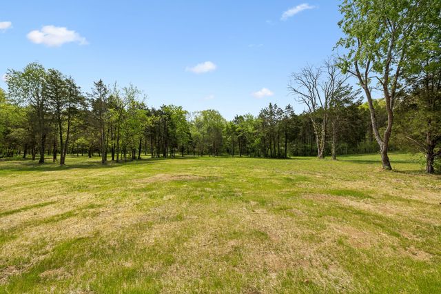 1990 Chicken Rd, Lebanon, TN 37090