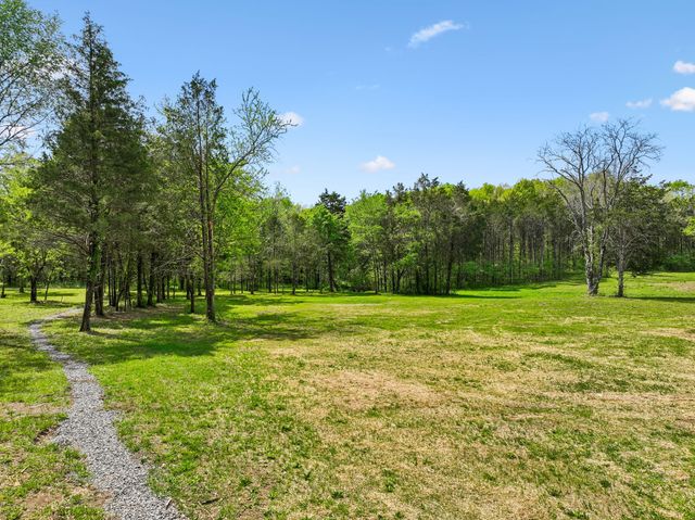 1990 Chicken Rd, Lebanon, TN 37090