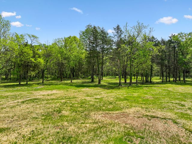1990 Chicken Rd, Lebanon, TN 37090