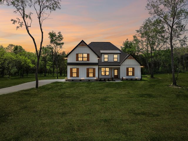 1990 Chicken Rd, Lebanon, TN 37090