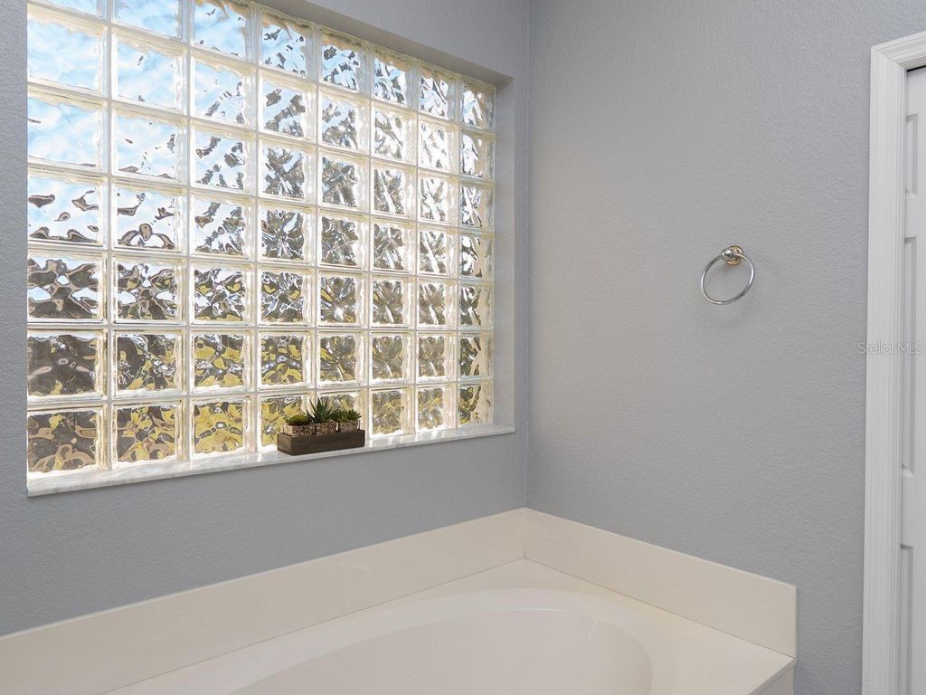 Image 32 of property listing at 25 WINDSOR DRIVE, Englewood, FL 34223