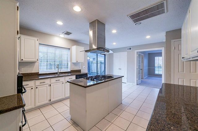 75 Breezy Point Place, The Woodlands, TX 77381