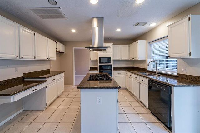 75 Breezy Point Place, The Woodlands, TX 77381
