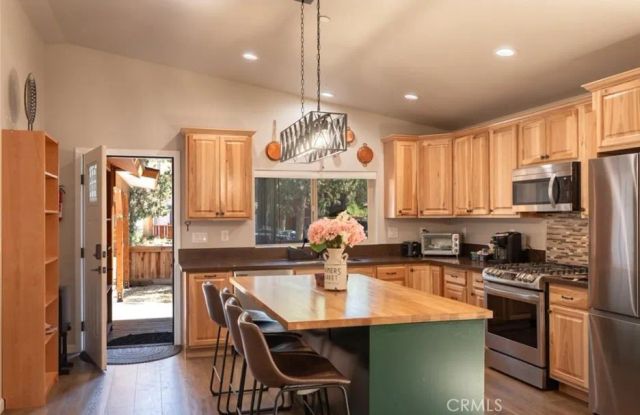 905 W Aeroplane Boulevard, Big Bear City, CA 92314