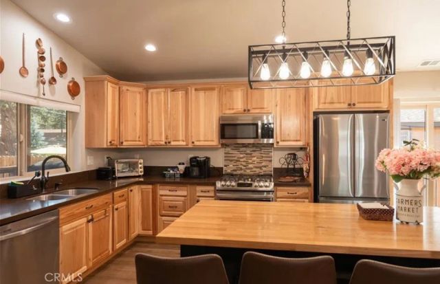 905 W Aeroplane Boulevard, Big Bear City, CA 92314