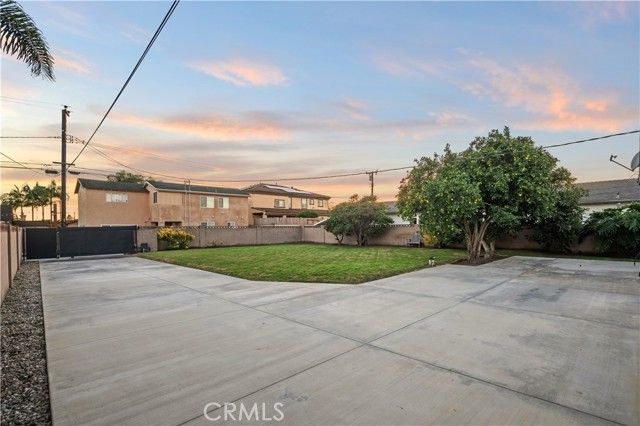 5082 Edinger Avenue, Huntington Beach, CA 92649