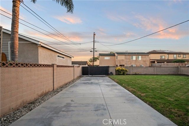 5082 Edinger Avenue, Huntington Beach, CA 92649