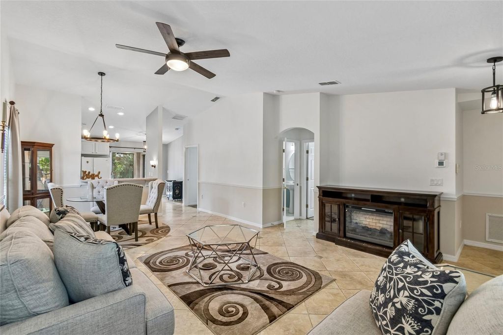 Image 5 of property listing at 213 GRAND CANAL DR, Poinciana, FL 34759