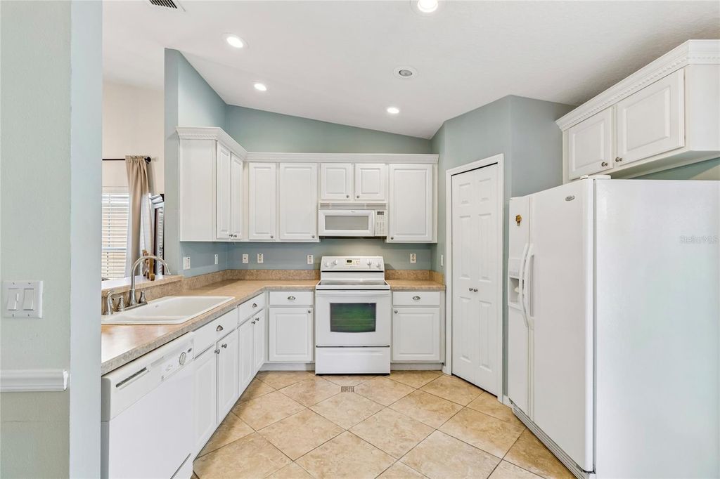 Image 8 of property listing at 213 GRAND CANAL DR, Poinciana, FL 34759