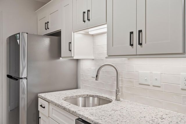 234 Nesmith St 24, Lowell, MA 01852
