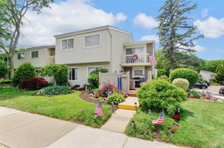 230 Springmeadow Drive M, Holbrook, NY 11741