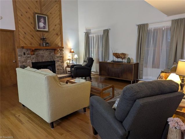 4220 Hollowoak Court, Winston-salem, NC 27104