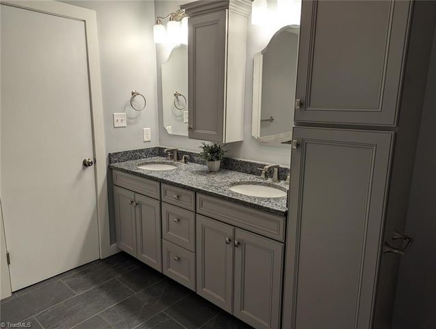 4220 Hollowoak Court, Winston-salem, NC 27104