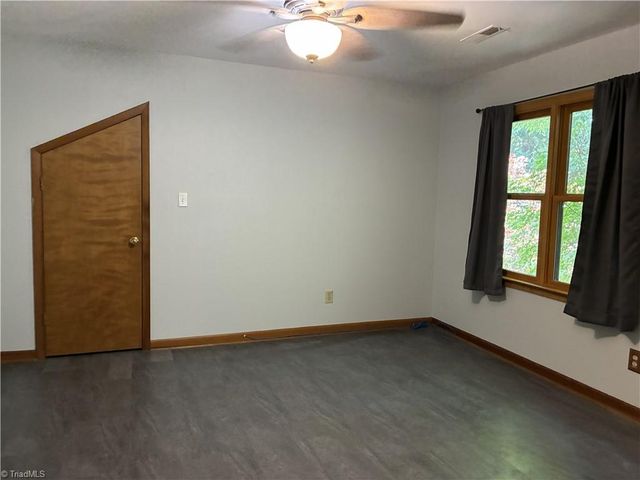 4220 Hollowoak Court, Winston-salem, NC 27104
