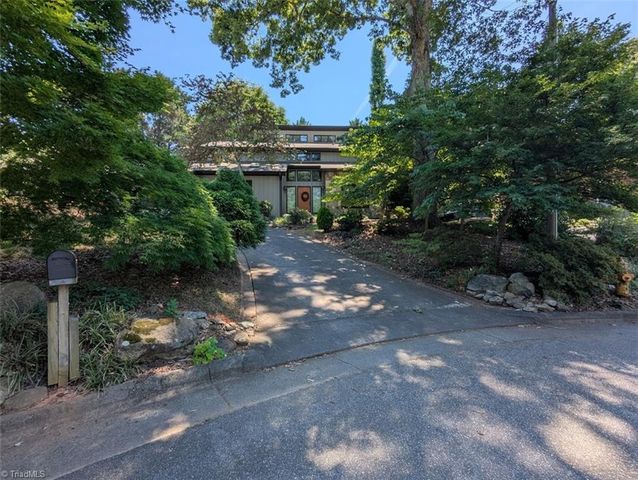 4220 Hollowoak Court, Winston-salem, NC 27104