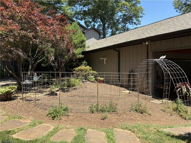 4220 Hollowoak Court, Winston-salem, NC 27104