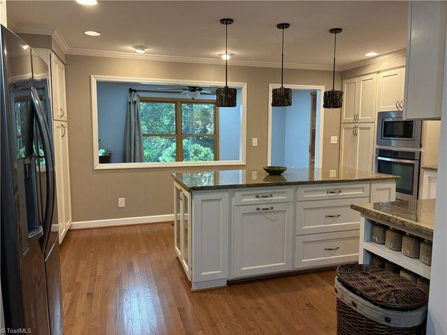 4220 Hollowoak Court, Winston-salem, NC 27104