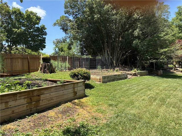 4220 Hollowoak Court, Winston-salem, NC 27104