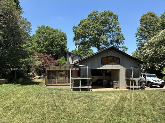 4220 Hollowoak Court, Winston-salem, NC 27104