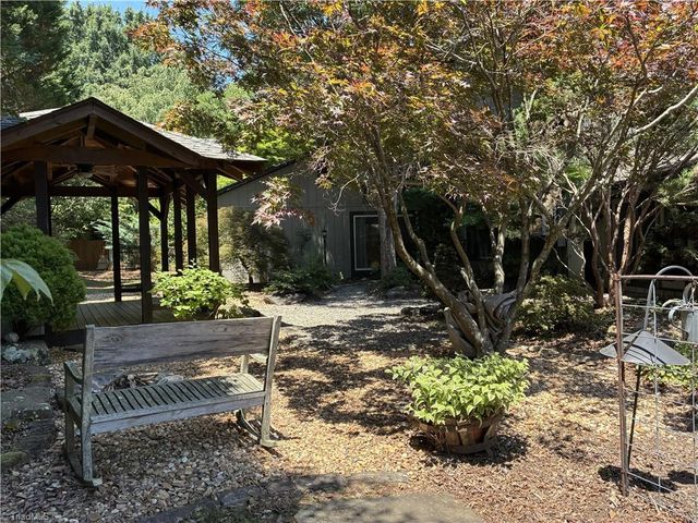 4220 Hollowoak Court, Winston-salem, NC 27104