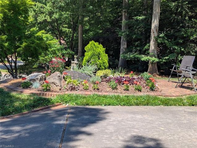 4220 Hollowoak Court, Winston-salem, NC 27104