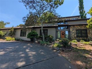 4220 Hollowoak Court, Winston-salem, NC 27104