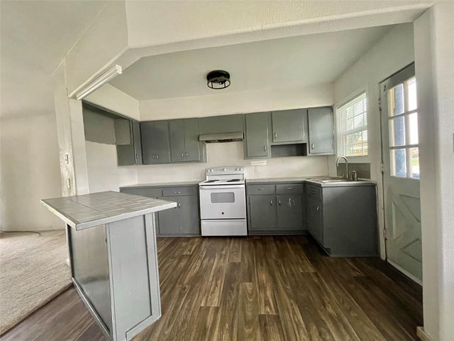 1754 W 6th Street, Freeport, TX 77541