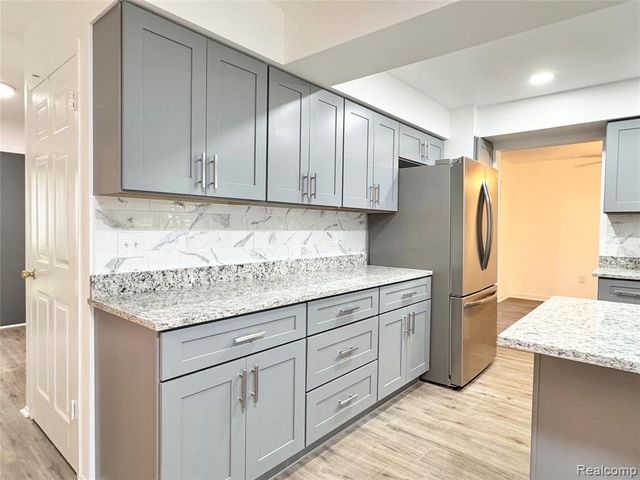 3095 Rolling Green Circle, Rochester Hills, MI 48309