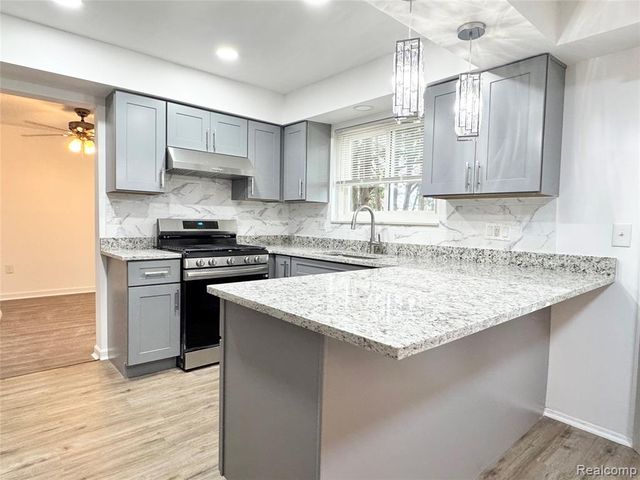 3095 Rolling Green Circle, Rochester Hills, MI 48309