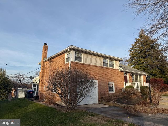 2461 RALEIGH DR, York, PA 17402
