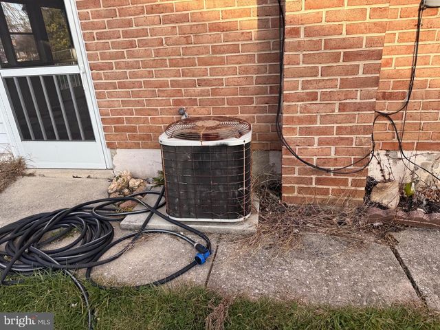 2461 RALEIGH DR, York, PA 17402