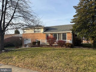 2461 RALEIGH DR, York, PA 17402