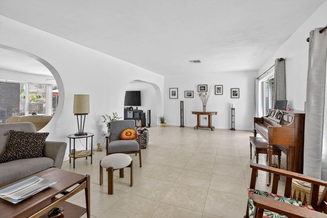 882 Azalea Court, Plantation, FL 33317