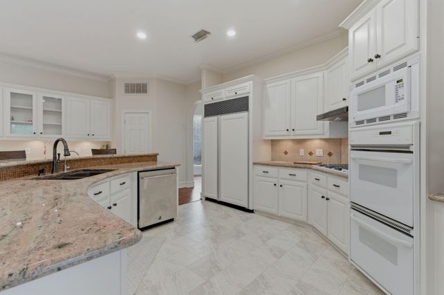 6 Harbor Cove Drive, The Woodlands, TX 77381