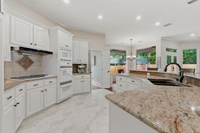 6 Harbor Cove Drive, The Woodlands, TX 77381