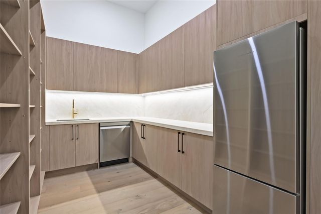 1916 Addison Road, Houston, TX 77030
