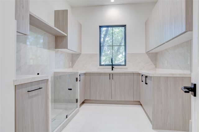 1916 Addison Road, Houston, TX 77030
