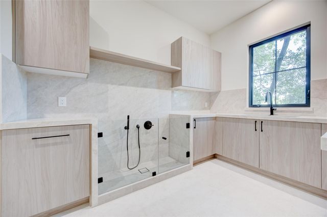 1916 Addison Road, Houston, TX 77030